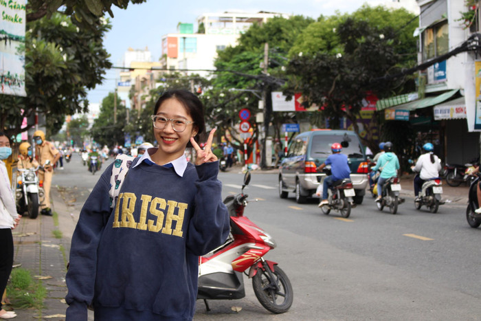 Nữ sinh tươi cười sau khi buổi thi kết thúc