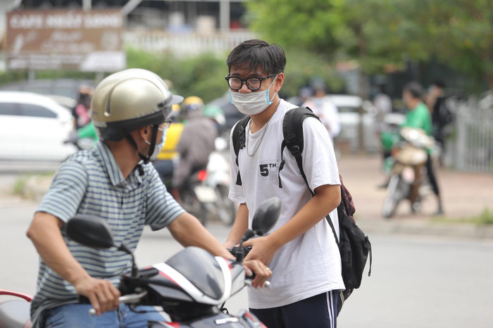 Nhiều phụ huynh đứng đợi thí sinh ngoài cổng trường