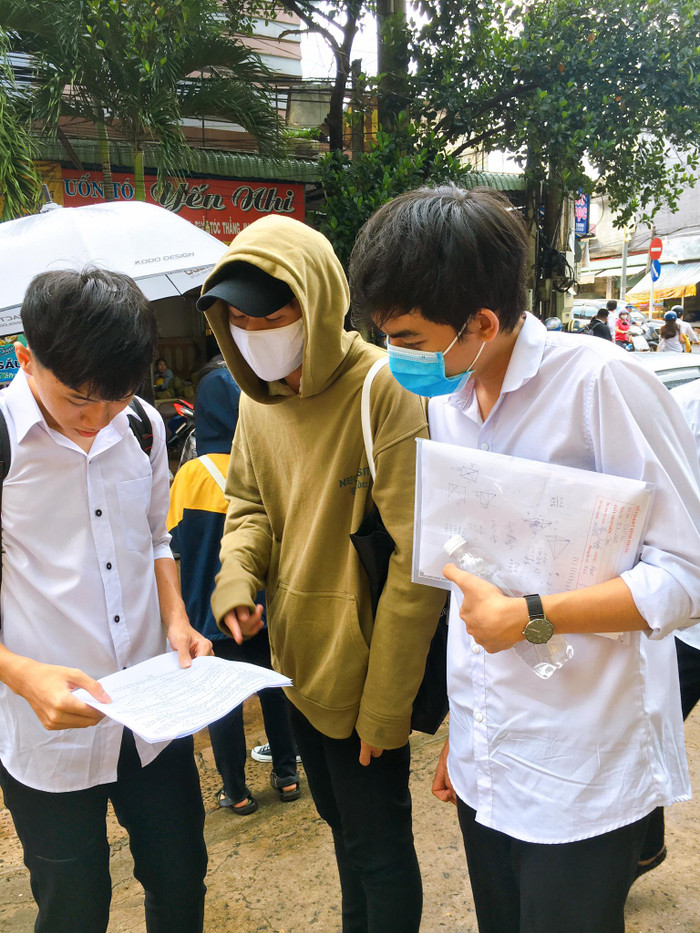 Các thí sinh thảo luận kết quả sau khi khỏi phòng thi, đa phần các thí sinh đều cho rằng đề dễ, nhiều thí sinh tự tin đạt trên 8 điểm.