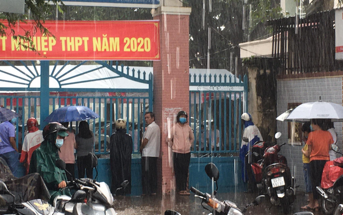Phụ huynh ở Bình Phước đứng đợi thí sinh dưới cơn mưa lớn trong buổi thi Toán chiều nay Ảnh 2