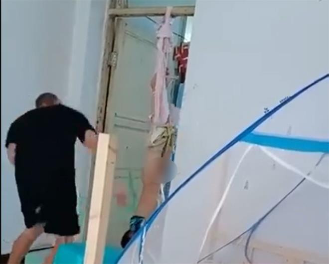 Nhiều người đã bày tỏ sự bức xúc của mình trước cách giáo dục con trẻ của người đàn ông