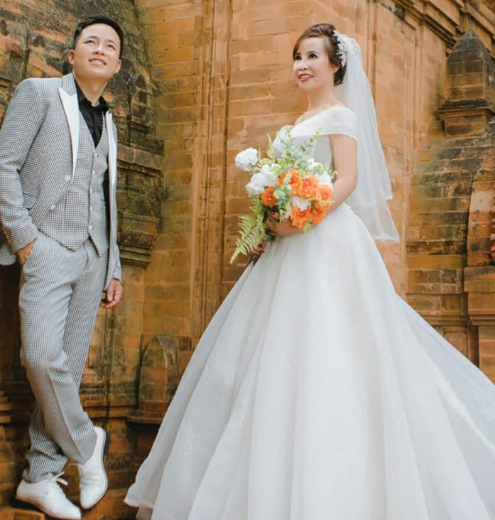 Cô dâu Thu Sao (63 tuổi) và chú rể Hoa Cương (27 tuổi)