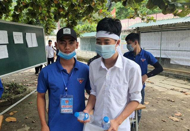 Thí sinh Dũng đội khăn tang đến trường thi