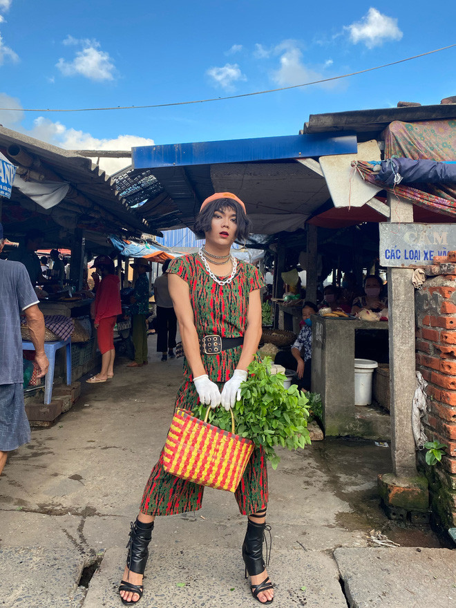 'Thánh chửi' Mèo Thoại khiến dân tình 'đứng hình' khi diện đồ bộ kết hợp phụ kiện sang chảnh chỉ để... đi chợ Ảnh 4