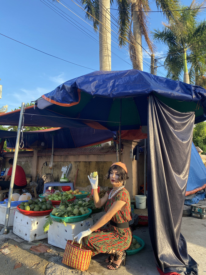 'Thánh chửi' Mèo Thoại khiến dân tình 'đứng hình' khi diện đồ bộ kết hợp phụ kiện sang chảnh chỉ để... đi chợ Ảnh 6