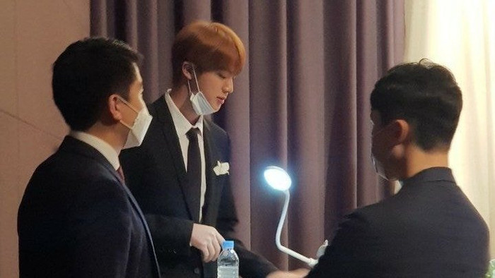 Jin đẹp như hoàng tử bé trong đám cưới anh trai: Anti 'cà khịa' Jungkook, tố BTS chỉ là 'mối quan hệ kinh doanh' Ảnh 3