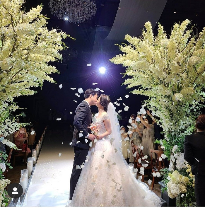 Jin đẹp như hoàng tử bé trong đám cưới anh trai: Anti 'cà khịa' Jungkook, tố BTS chỉ là 'mối quan hệ kinh doanh' Ảnh 7