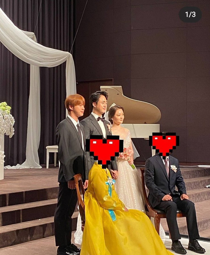 Jin đứng cạnh anh trai, chị dâu và bố mẹ ruột.