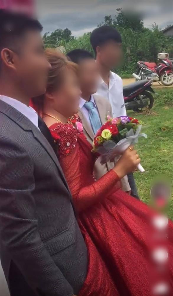 Chú rể liên tục kéo váy cô dâu