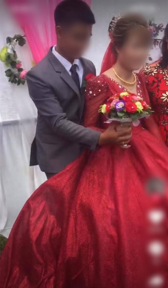 Chú rể tận dụng chiếc váy xòe để 'ăn gian' chiều cao