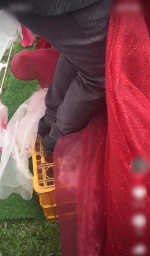 Đến khi được cao thì lại cao quá nên chú rể phải đứng khụy gối