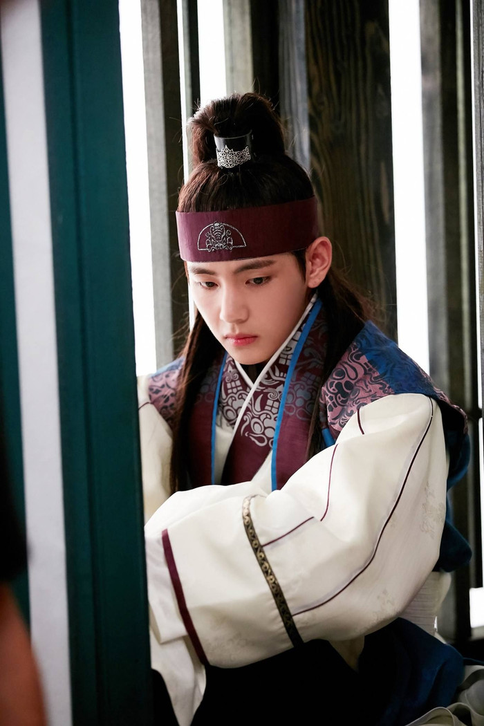 'Hwarang' - phim đầu tay của V (BTS) và Park Seo Joon phát sóng vào tháng 8: Idol được khen về diễn xuất, fan bắt đầu 'cày' lại chưa? Ảnh 14