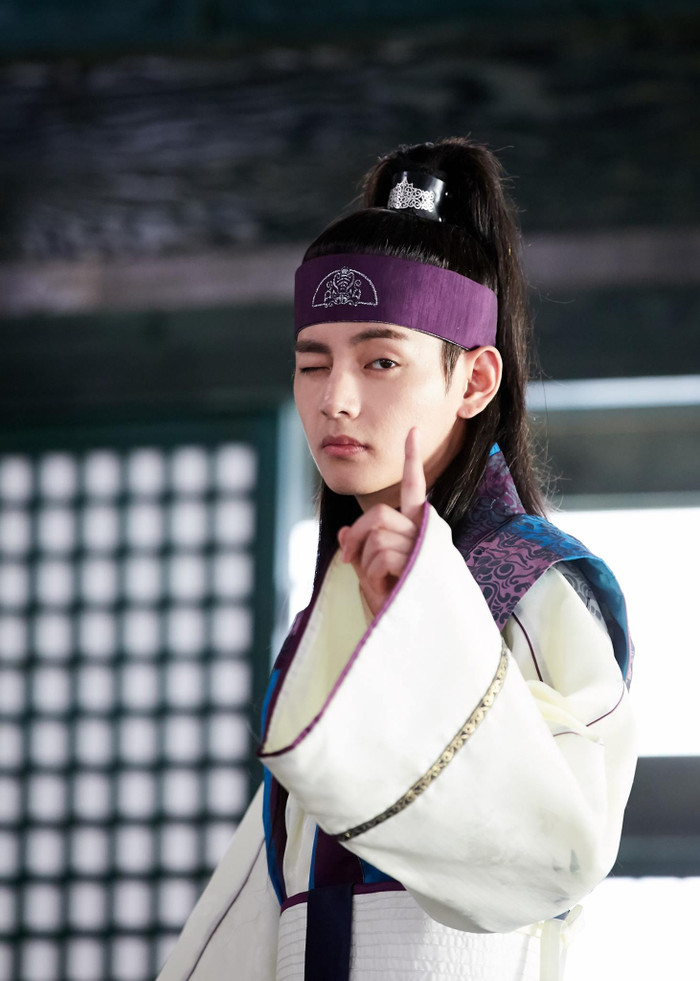 'Hwarang' - phim đầu tay của V (BTS) và Park Seo Joon phát sóng vào tháng 8: Idol được khen về diễn xuất, fan bắt đầu 'cày' lại chưa? Ảnh 9