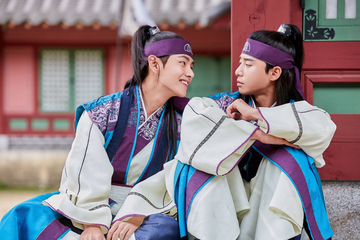 'Hwarang' - phim đầu tay của V (BTS) và Park Seo Joon phát sóng vào tháng 8: Idol được khen về diễn xuất, fan bắt đầu 'cày' lại chưa? Ảnh 6