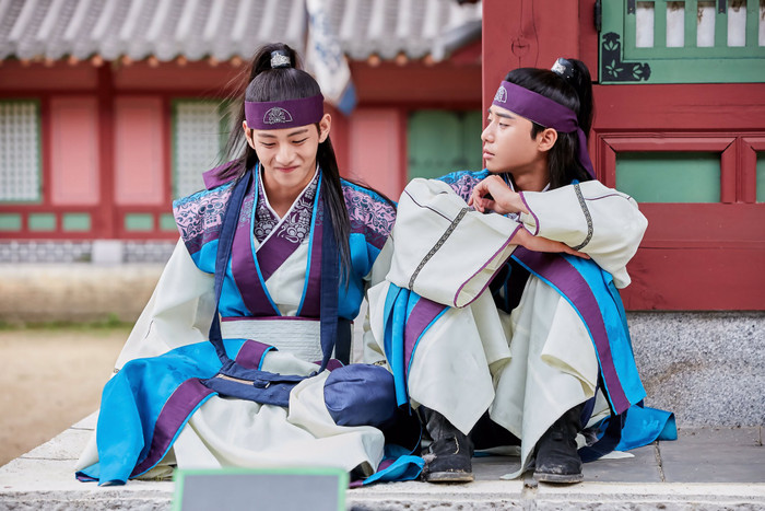 'Hwarang' - phim đầu tay của V (BTS) và Park Seo Joon phát sóng vào tháng 8: Idol được khen về diễn xuất, fan bắt đầu 'cày' lại chưa? Ảnh 7