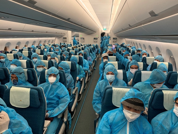 Toàn bộ hành khách và tổ bay được trang bị đồ bảo hộ toàn thân trong suốt chặng hành trình 