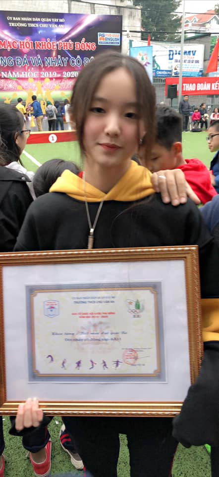 Con gái 'Hoa khôi bóng chuyền' Kim Huệ gây 'sốt' bởi nhan sắc xinh đẹp, sở hữu thành tích học tập ấn tượng Ảnh 10