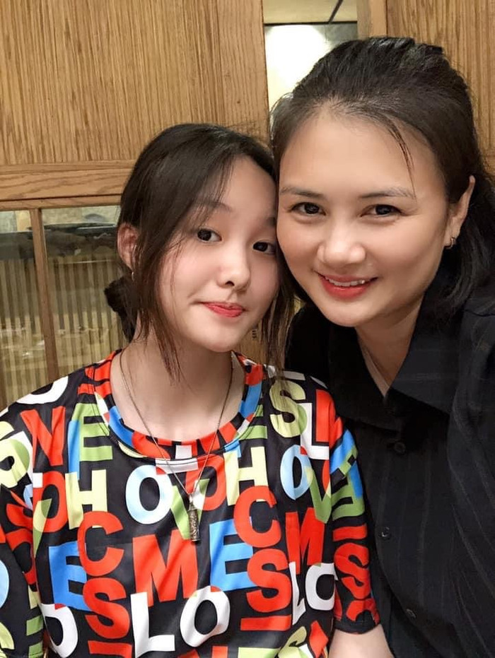 Không chỉ thừa hưởng nhan sắc nổi trội, Huệ Anh còn có chiều cao 'khủng' khi đã đứng xấp xỉ mẹ ở tuổi 12.