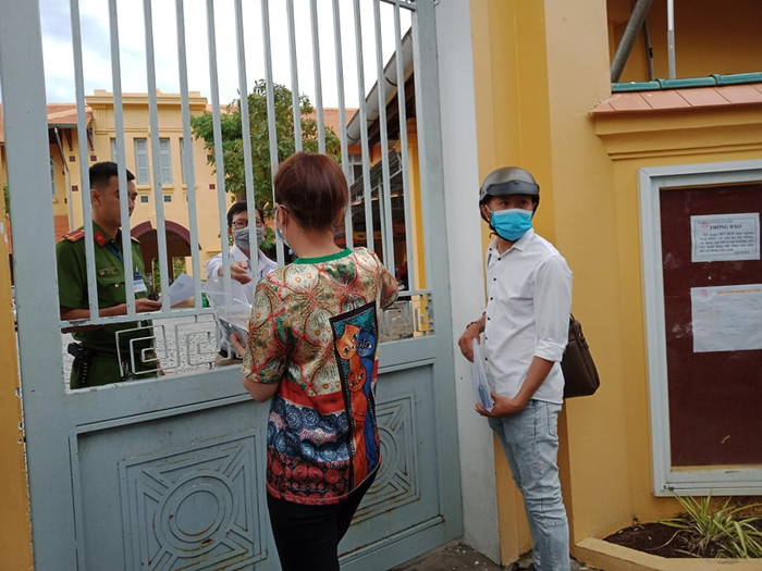 Những thí sinh tự do khác cũng có mặt để xuất trình giấy báo dự thi cho lực lượng làm nhiệm vụ