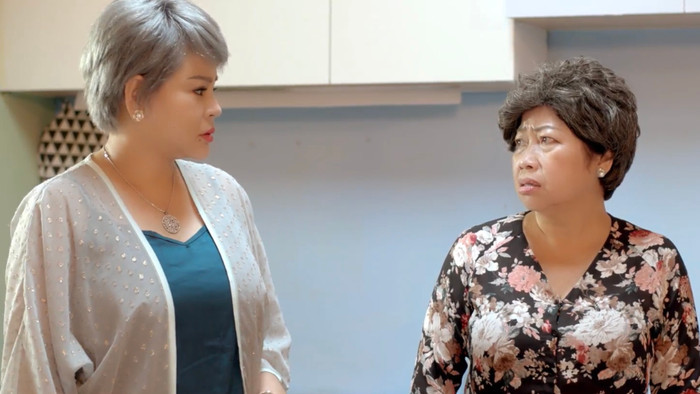 Những pha bắn tiếng Anh chẳng đâu và đâu của Lê Giang khiến Phi Phụng sợ hãi.