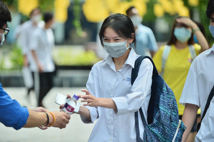 Thí sinh kết thúc môn Văn đầy hứng khởi, nhiều thí sinh cho rằng đề môn Văn năm nay khá 'dễ thở'.