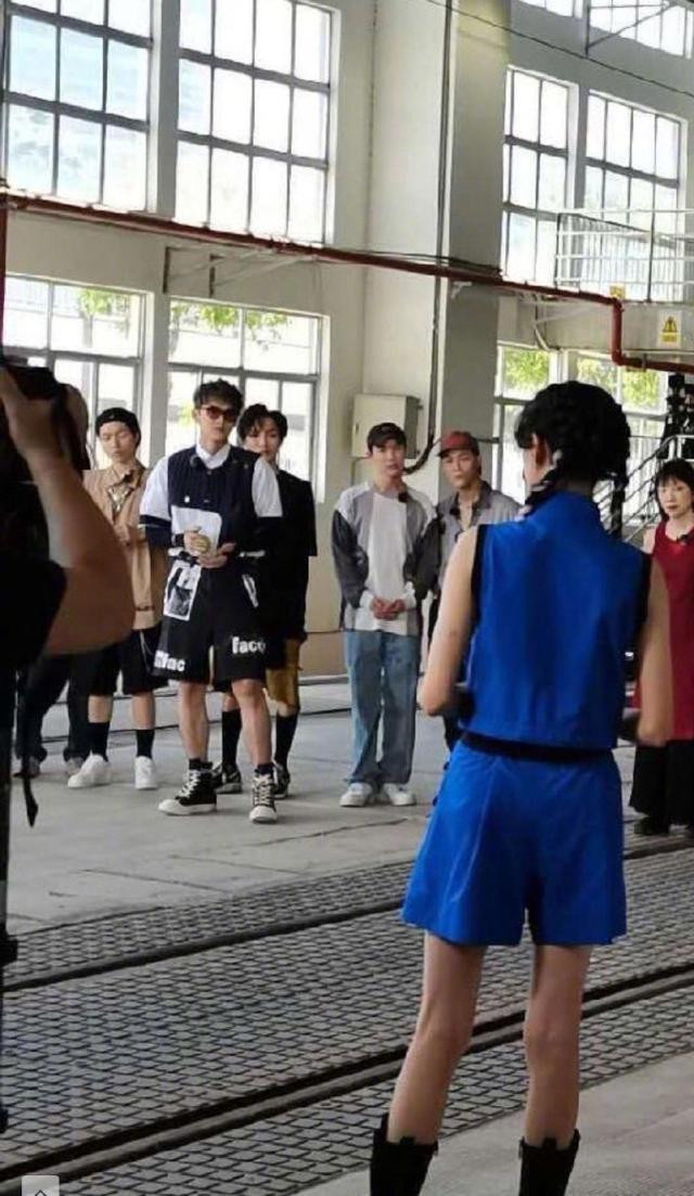 Cùng Ngô Diệc Phàm quay 'Người chơi trào lưu', Trịnh Sảng bị 'lên án' vì dáng ngồi? Ảnh 9