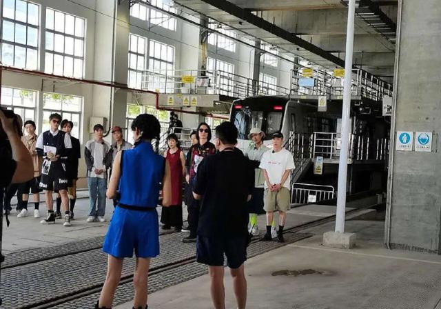 Cùng Ngô Diệc Phàm quay 'Người chơi trào lưu', Trịnh Sảng bị 'lên án' vì dáng ngồi? Ảnh 10