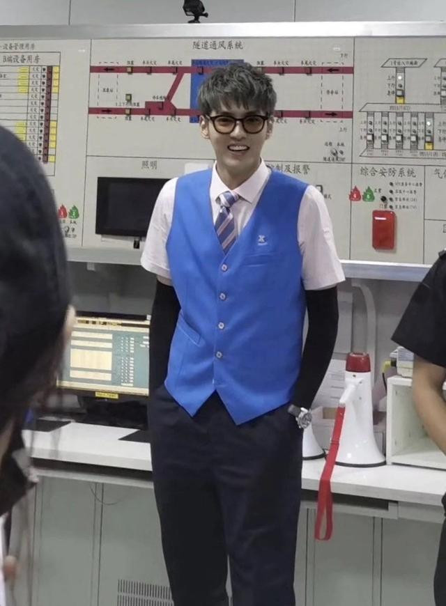 Cùng Ngô Diệc Phàm quay 'Người chơi trào lưu', Trịnh Sảng bị 'lên án' vì dáng ngồi? Ảnh 12