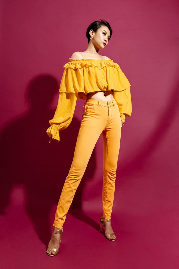 Bên cạnh những tông màu cơ bản, mấy năm gần đây, thời trang jeans có sự xuất hiện của những sắc độ khác biệt, nổi bật và mới mẻ hơn. 