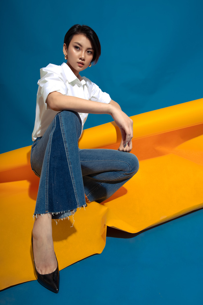 Xu hướng quần ống loe đang hot, việc cần làm là mix cùng chiếc áo sơ-mi trắng để cho ra outfit thú vị. 