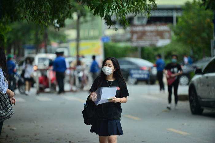 Nam sinh ngủ quên được CSGT và tình nguyện viên đón đi thi, đến tận nhà đập cửa vẫn không tài nào gọi dậy được Ảnh 1