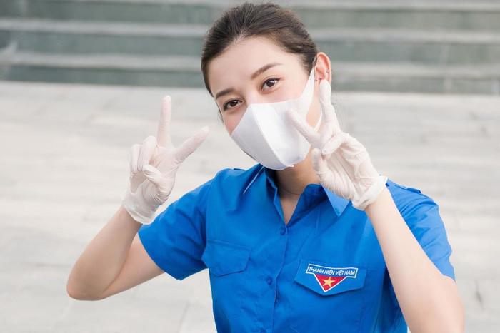 Á hậu Huyền My rạng rỡ trong ngày ra quân Tiếp sức mùa thi. Người đẹp tham gia vào công tác tình nguyện cùng Đoàn thanh niên chăm sóc và hỗ trợ sĩ tử.