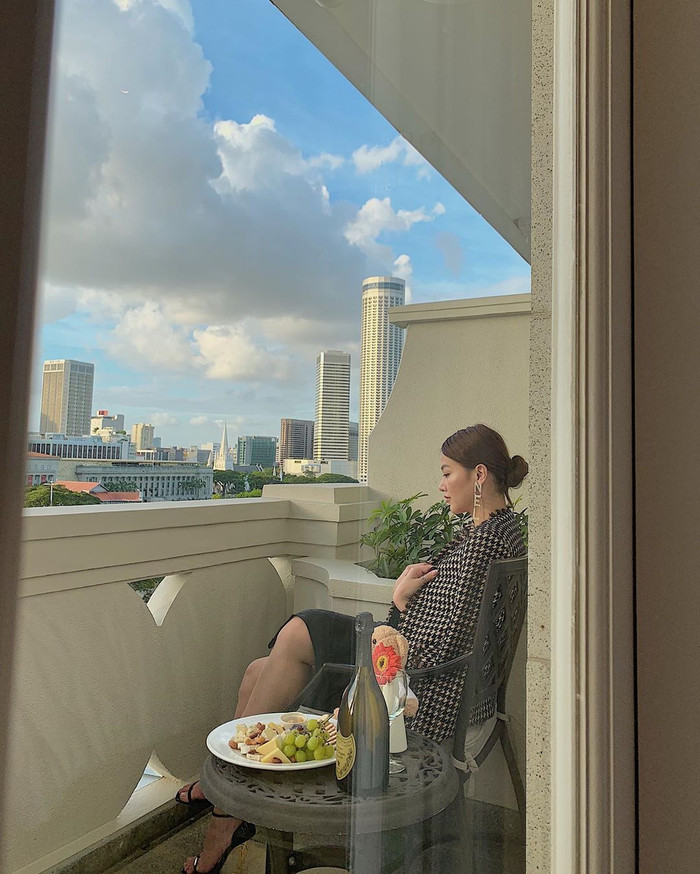 Hoa hậu Trái đất Phương Khánh diện style quý cô thanh lịch cuốn hút fan nhờ góc nghiêng xinh đẹp.