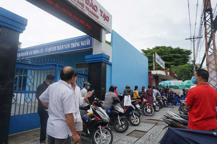 Phụ huynh đợi sĩ tử tại điểm thi THCS Ngô Quyền (TP.HCM). 
