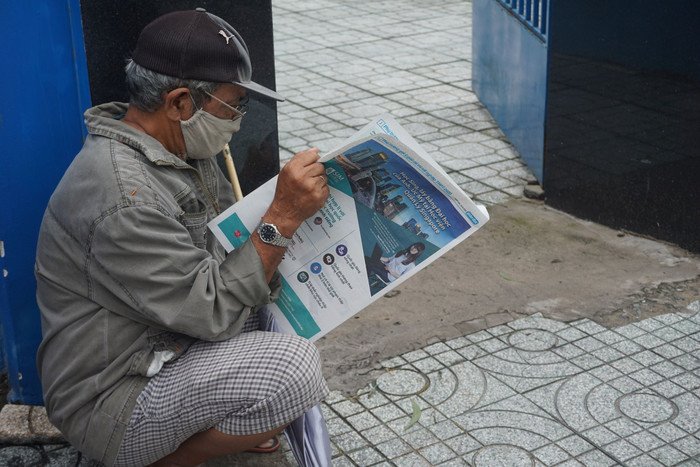 Một người ông đón xe buýt từ Bàn Cờ (Quận 3) lên trường thi đón cháu vì ba mẹ của thí sinh đều bận đi làm. 