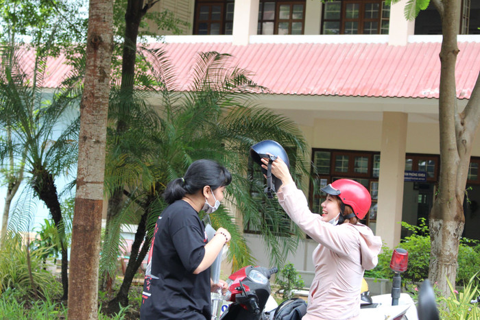  Những cái ôm, những nụ cười, những cái xoa đầu trao cho các sĩ tử sau buổi thi căng thẳng. 