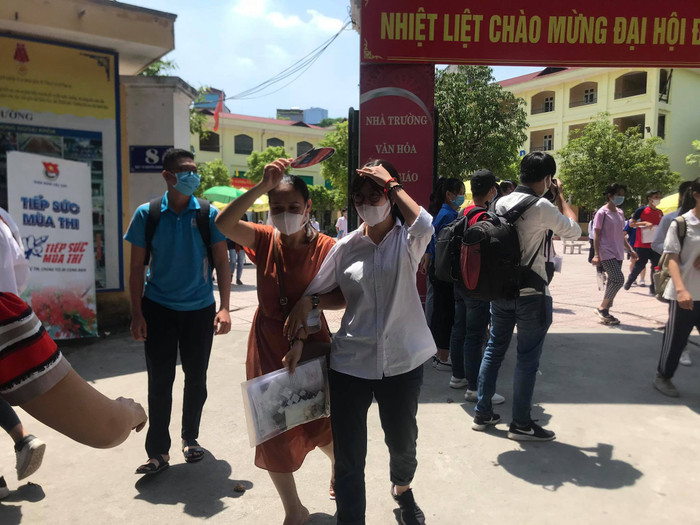 Thí sinh được phụ huynh đón đợi sau buổi thi