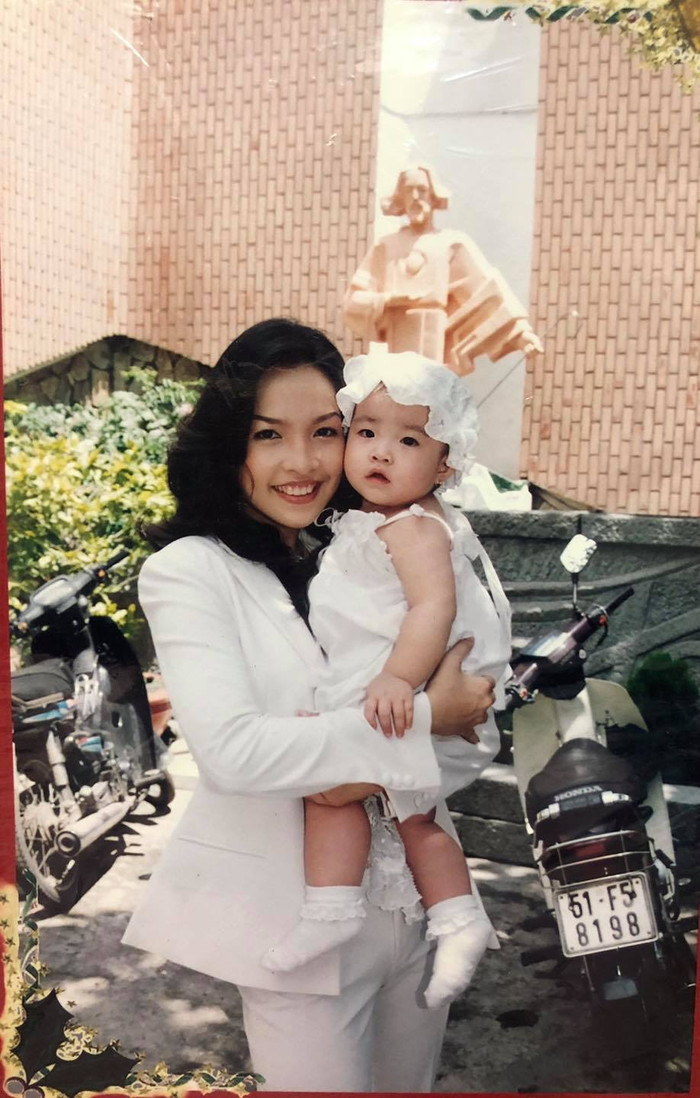 Nữ ca sĩ đã học cách chăm con một mình với bao bỡ ngỡ