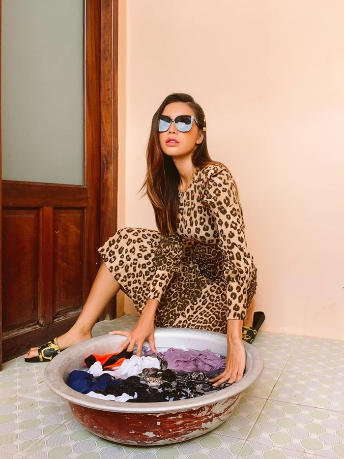 Minh Tú mỗi ngày một phong cách trong khu cách ly: Đâu đâu cũng là sàn diễn để toả sáng Ảnh 10