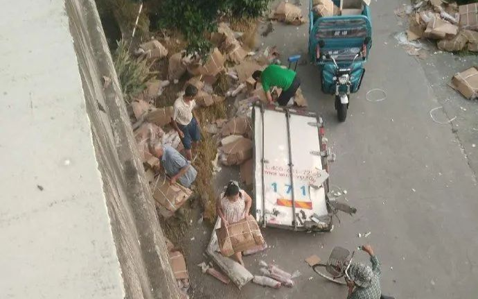 Xe ô tô chở thịt lợn gặp tai nạn trên đường cao tốc, dân đánh cả xe 3 gác ra hôi của Ảnh 2