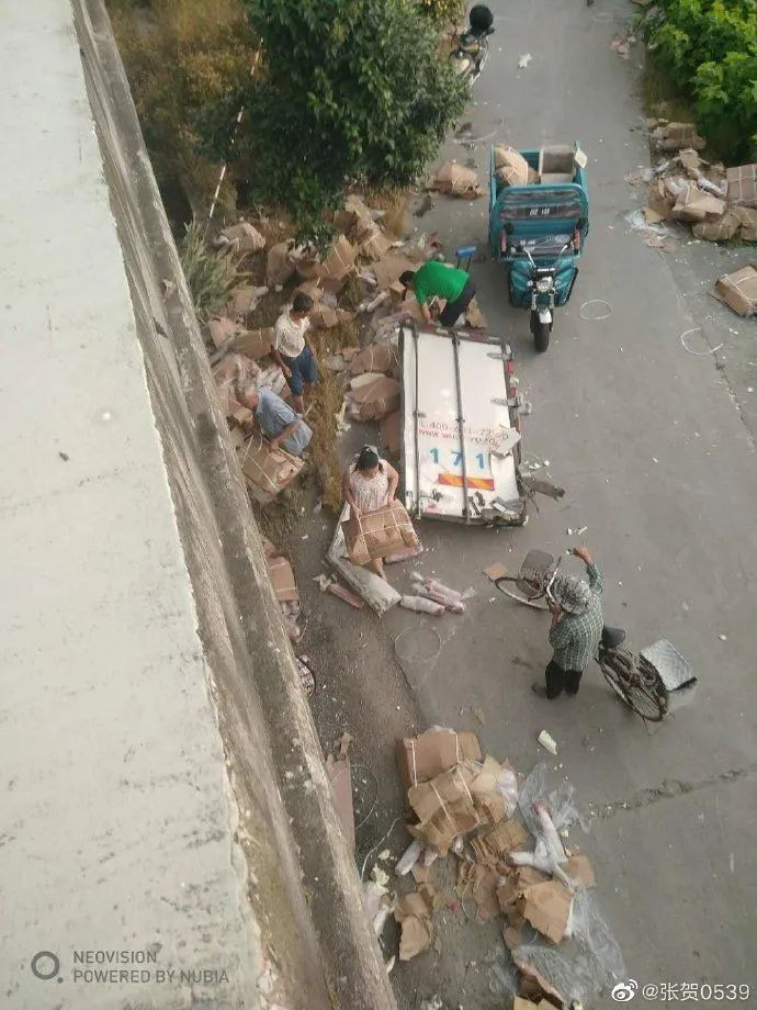 Thậm chí, họ còn đi xe ba gác tới. 