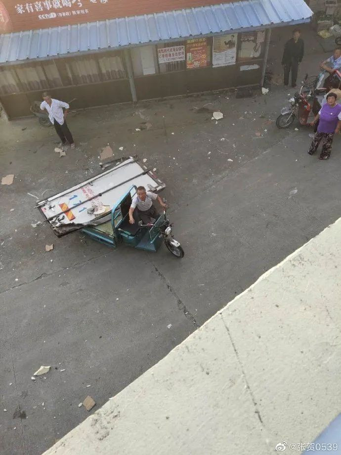 Cánh cửa sau của xe ô tô cũng bị lấy đi.