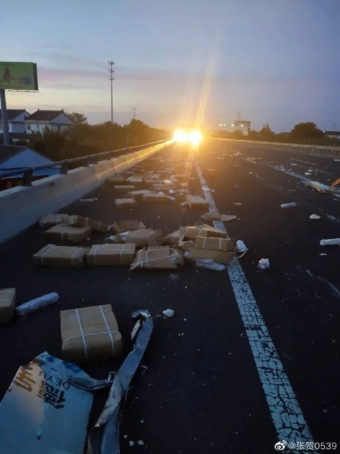 Khoảng 7 tấn thịt lợn đã bị người dân lấy đi.