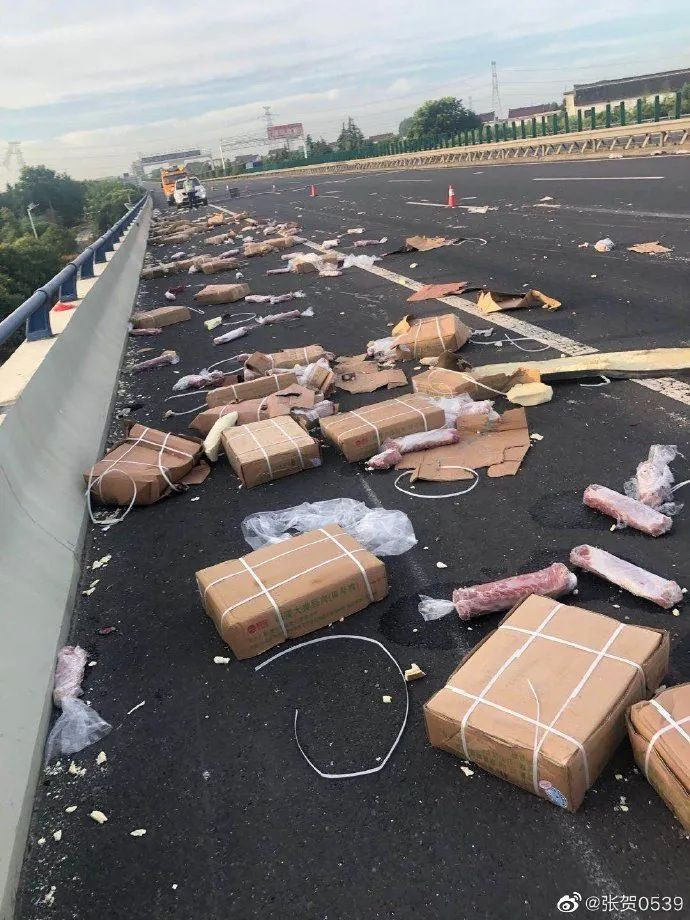 Thịt lợn đông lạnh bị rơi vãi trên đường sau tai nạn.