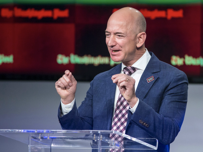 Phần lớn tài sản của Jeff Bezos gắn liền với cổ phiếu Amazon. (Ảnh: J. Scott Applewhite/STF)