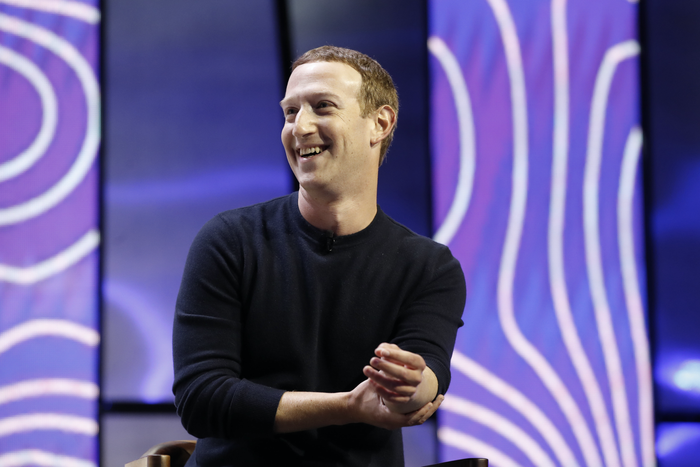 Ông chủ Facebook - Mark Zuckerberg - hiện đang sở hữu khối tài sản ròng ước tính trịn giá 100 tỷ USD. (Ảnh: GEORGE FREY/BLOOMBERG)