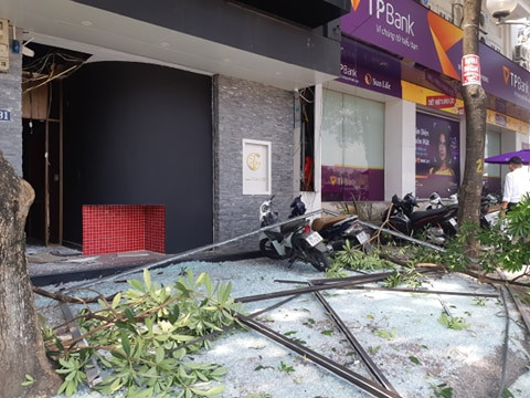 Kính từ tầng 2 bị vỡ rơi vãi xuống đường.