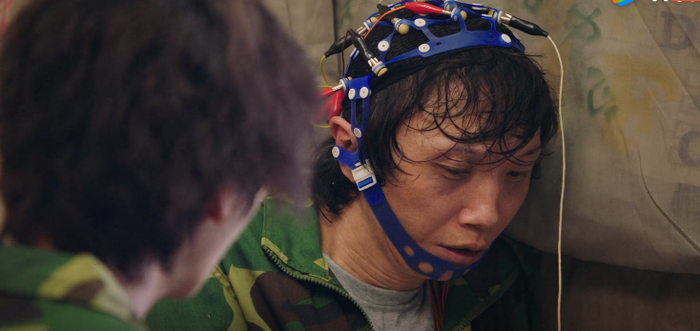 'Xuyên việt hỏa tuyến': Những cảnh quay khó đỡ- diễn viên dám diễn, nhà đài dám chiếu Ảnh 18