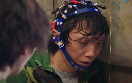 'Xuyên việt hỏa tuyến': Những cảnh quay khó đỡ- diễn viên dám diễn, nhà đài dám chiếu Ảnh 2