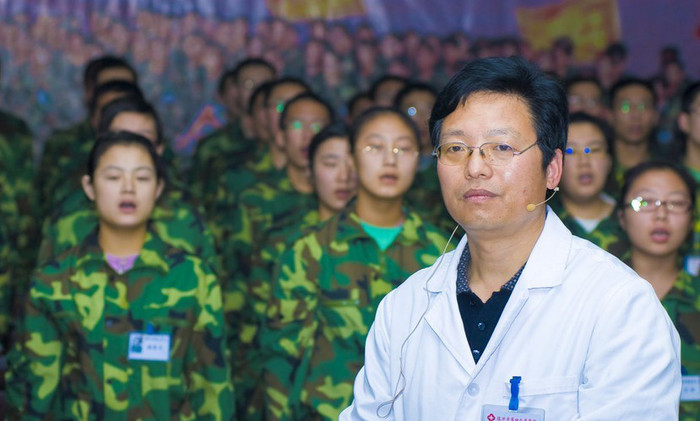 'Xuyên việt hỏa tuyến': Những cảnh quay khó đỡ- diễn viên dám diễn, nhà đài dám chiếu Ảnh 22